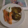 Zucchinipuffer mit Lachs und Kräuterjoghurt