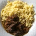 Zartes Hirschgulasch mit Feigen und Spätzle