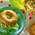 Knusprige Bagels mit Eier-Mais-Salat
