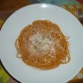 Spaghetti Lunghi Rossi mit Käsesoße und Parmesan
