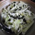Salat : Eisbergsalat mit Kürbiskernen