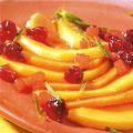 Mango-Papaya-Salat mit warmer Cranberrysauce