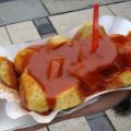 Berliner Currywurst mit Currysauce und Brötchen