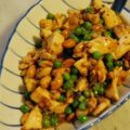 Pfannengerührtes Huhn mit Chilis und Erdnüssen