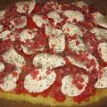 Kartoffelpizza mit Speck und Mozzarella