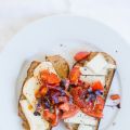 Brot mit Käse und geschmorten Tomaten