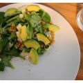 Feldsalat mit Avocado und Frühlingszwiebeln