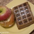 Weihnachtliche Waffeln mit Bratäpfeln [Rezept]