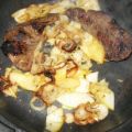 Gebratene Leber mit Apfel und Zwiebel auf Brot[...]