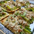 Flammkuchen mit grünem Spargel und Mettflöckchen