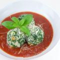 Spinat-Semmelknödel auf Tomatensoße