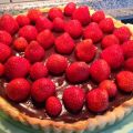 Tarte mit Schokoladencreme und Erdbeeren