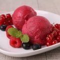 Fruchtiges Beerensorbet