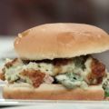 Rotbarsch-Burger de Luxe mit Tautropfensalat[...]