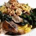 Shiitakepilze mit Bandnudeln und Spinat