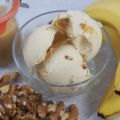Bananen-Karamelleis mit gerösteten Walnüssen