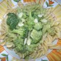 Nudeln mit grüner Brokkoli - Mandel - Sauce