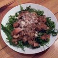 Pilz-Ragout auf Rucola
