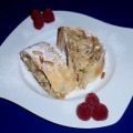 Apfelstrudel mit verschiedenen Nüssen und Quark