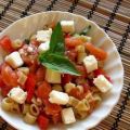 Nudelsalat mit rohem Lachs
