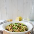 Spaghetti mit Zitronen-Carbonara und Erbsen