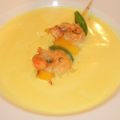 Curry-Zitronengrassuppe mit Mango-Gambaspieß