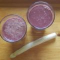 Grün-lila Smoothie mit Spargel