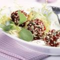 Cranberry-Frischkäsekugeln auf Salat