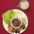 Bulgogi mit Kimchi, dazu Salat und Reis