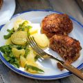 Fleischpflanzerl mit Rucola-Kartoffelsalat