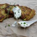 Zucchinipuffer mit Kräuter-Quark-Dip