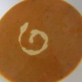 Paprikasuppe mit Knoblauchsahne