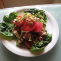 Bunter Salat mit Dinkel und Brennesseln