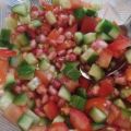 Salat mit Tomate, Gurke und Granatapfel