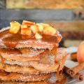 Apfel Dinkel Pfannkuchen mit Karamellsoße - ein[...]