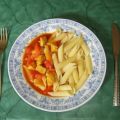 Hähnchenbrustfiletgulasch mit Paprika und Roter[...]