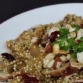 Quinoa-Salat mit Pilzen, Haselnüssen,[...]
