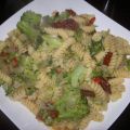 Nudeln mit Brokkoli und getrockneten Tomaten