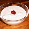 Quarkspeise mit Kirschen