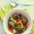 Gemüsesuppe mit Nudeln und Kräuterhackbällchen