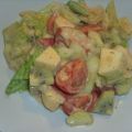 Gemischter Salat mit Apfel und Kiwi