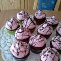 Kirsch Schokoladen Muffins mit pinker Haube/[...]