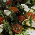 Rucola-Tomaten-Salat mit Ziegenkäse