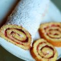 Biskuitrolle mit Kirschmarmelade