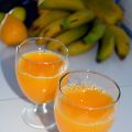 Frühstück mit süßem Saft und Drachenfrucht