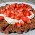 Schokowaffeln mit Sahne & Erdbeeren