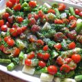 Spargelsalat mit Kirschtomaten und Mohnsamen[...]