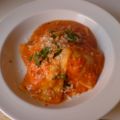 selbstgemachte Ravioli in Tomatensauce