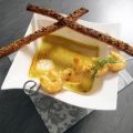 Pastinaken-Curry-Cremesuppe mit Scampi-Spieß