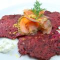 Rote Beete Puffer mit Lachs und Zitronendip